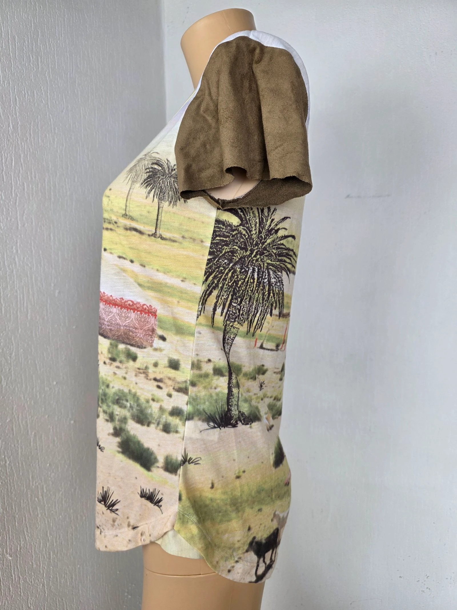 T-shirt vintage com estampa de paisagem desértica e detalhes em veludo y2k tamanho 40 – photo 4